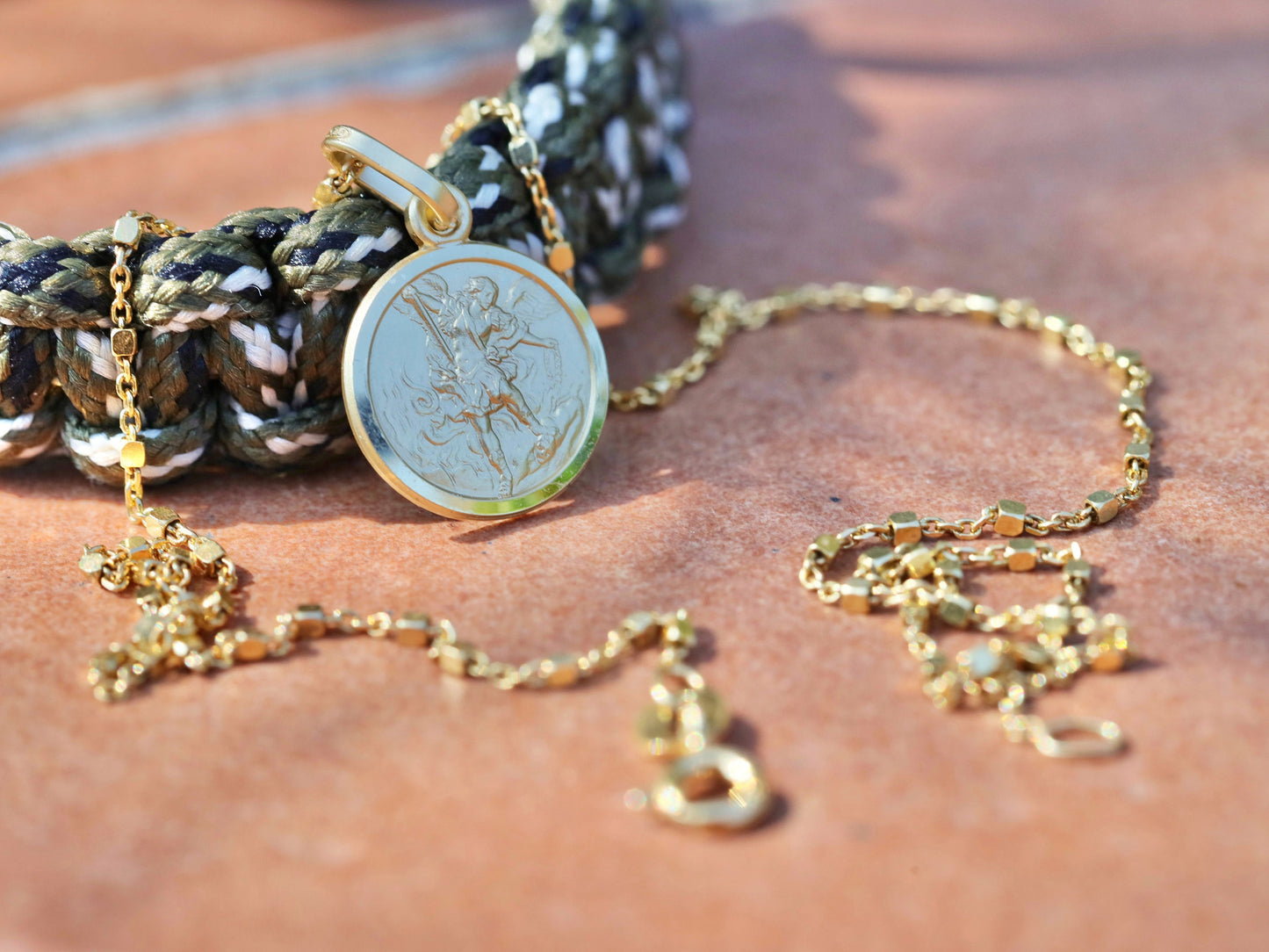 Pequeña medalla de San Miguel, medalla en miniatura de oro de 18 k chapada sobre plata de ley 925, colgante delicado para niños adolescentes, encanto de San Miguel de 13 mm