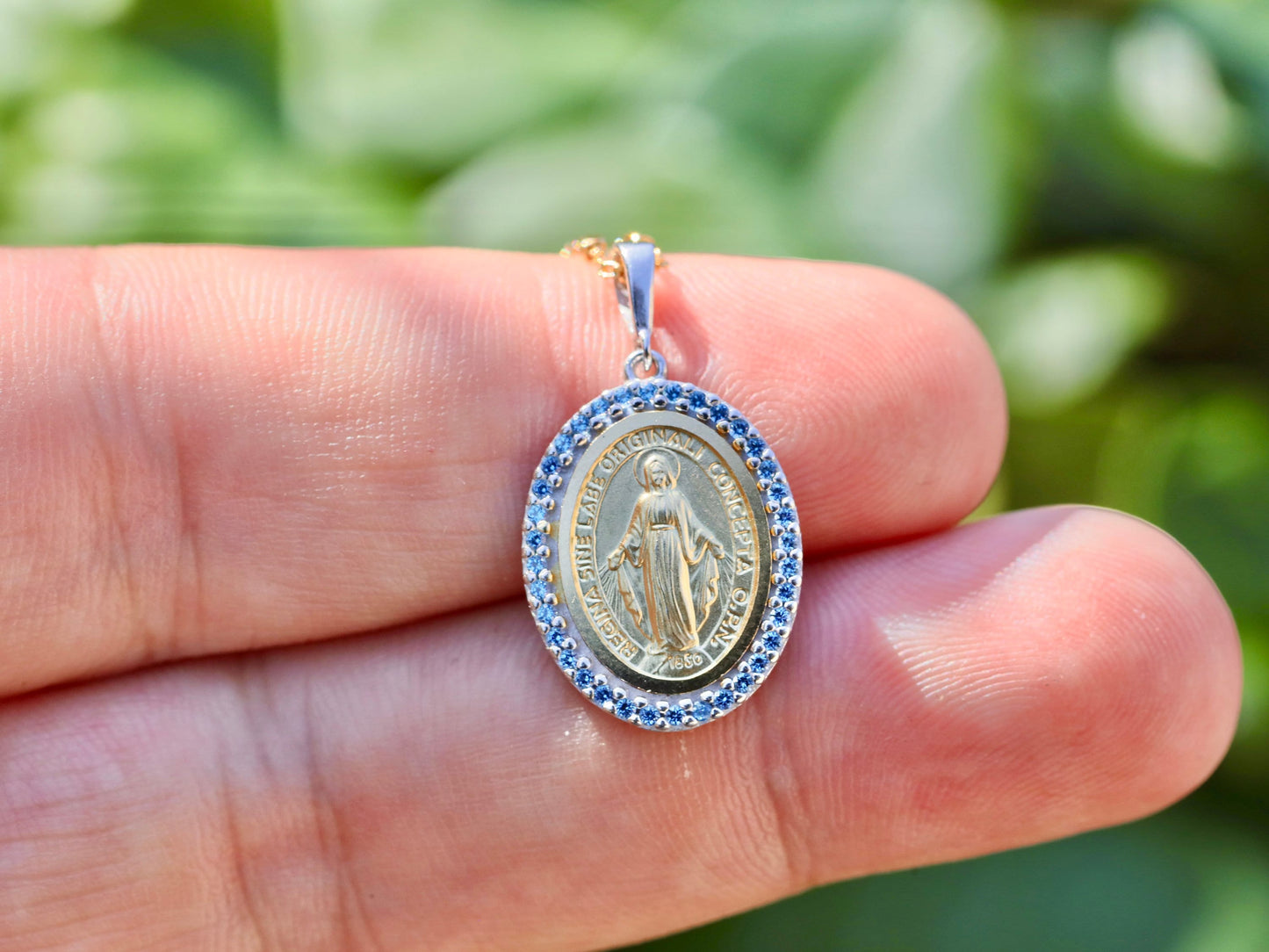 Medalla Milagrosa, plata de ley 925 bañada en oro de 18k, medalla ovalada con circonita azul, finos detalles Medalla Nuestra Señora de Gracia en latín
