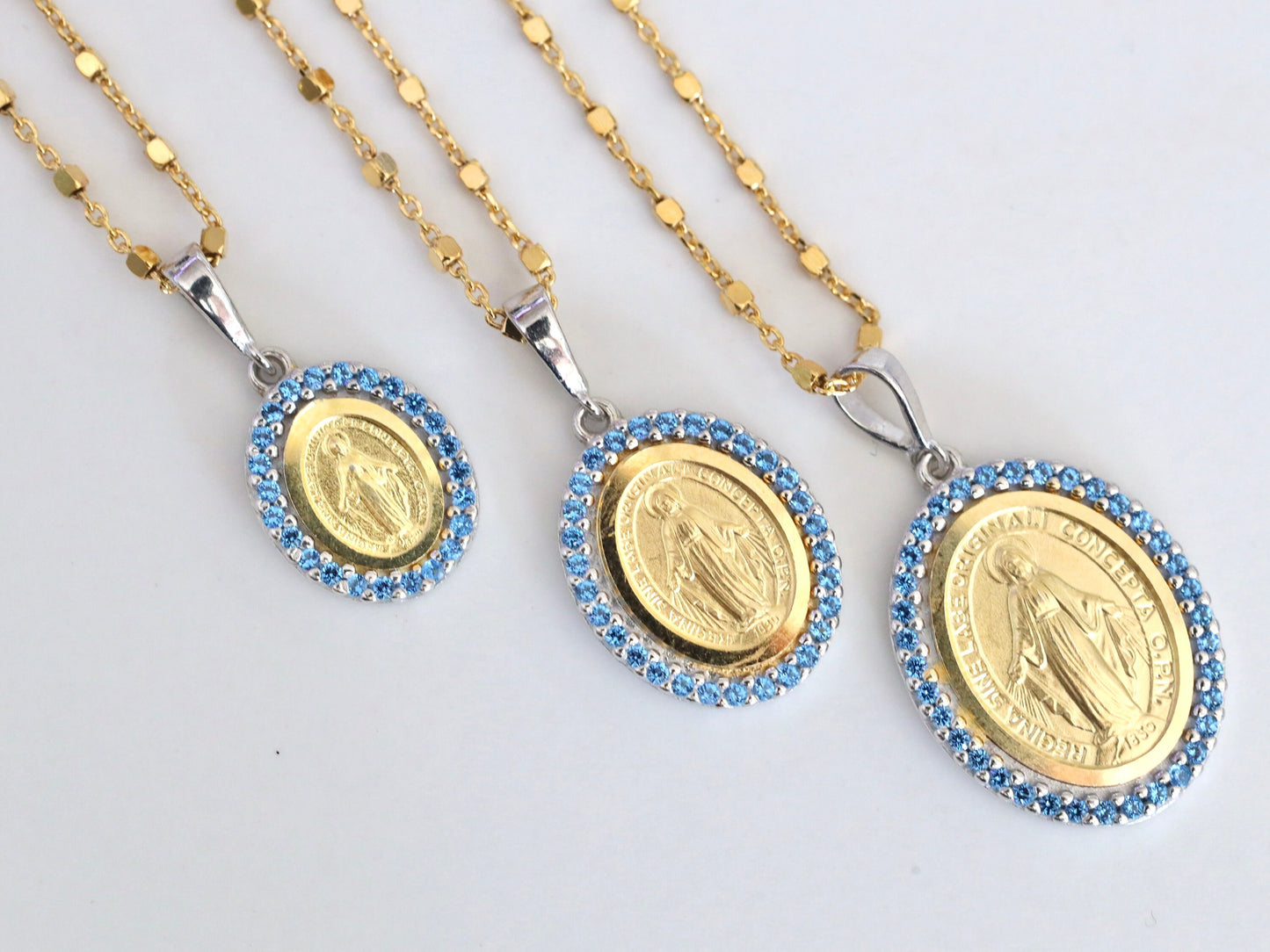 Medalla Milagrosa, plata de ley 925 bañada en oro de 18k, medalla ovalada con circonita azul, finos detalles Medalla Nuestra Señora de Gracia en latín