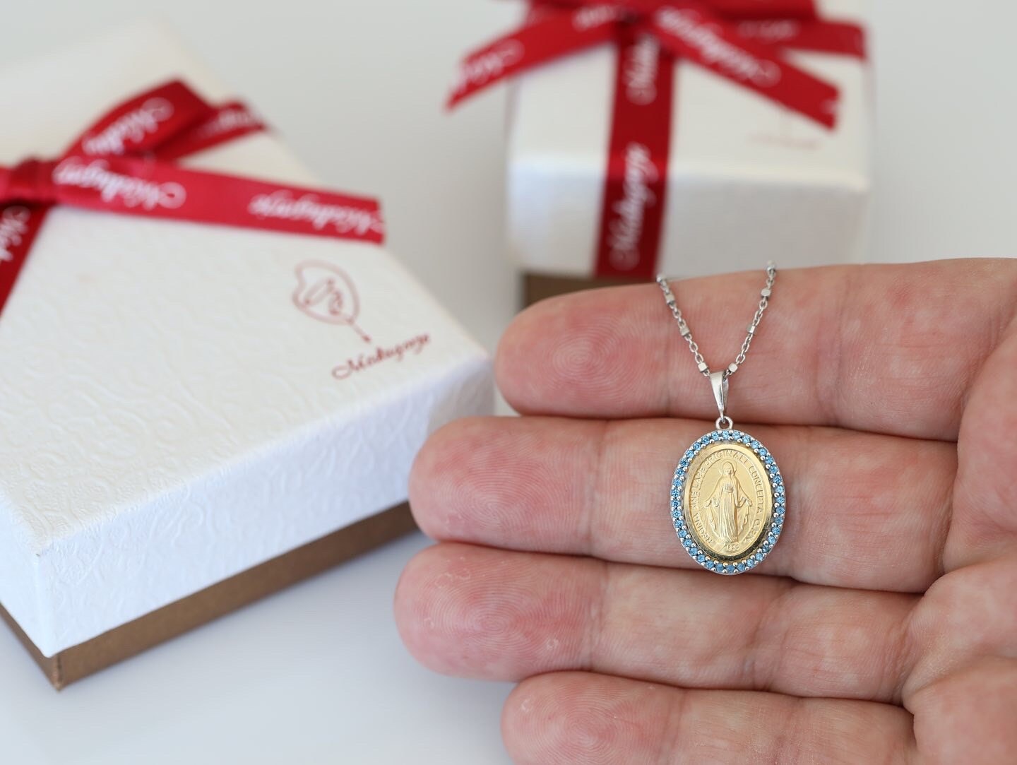 Medalla Milagrosa, plata de ley 925 bañada en oro de 18k, medalla ovalada con circonita azul, finos detalles Medalla Nuestra Señora de Gracia en latín