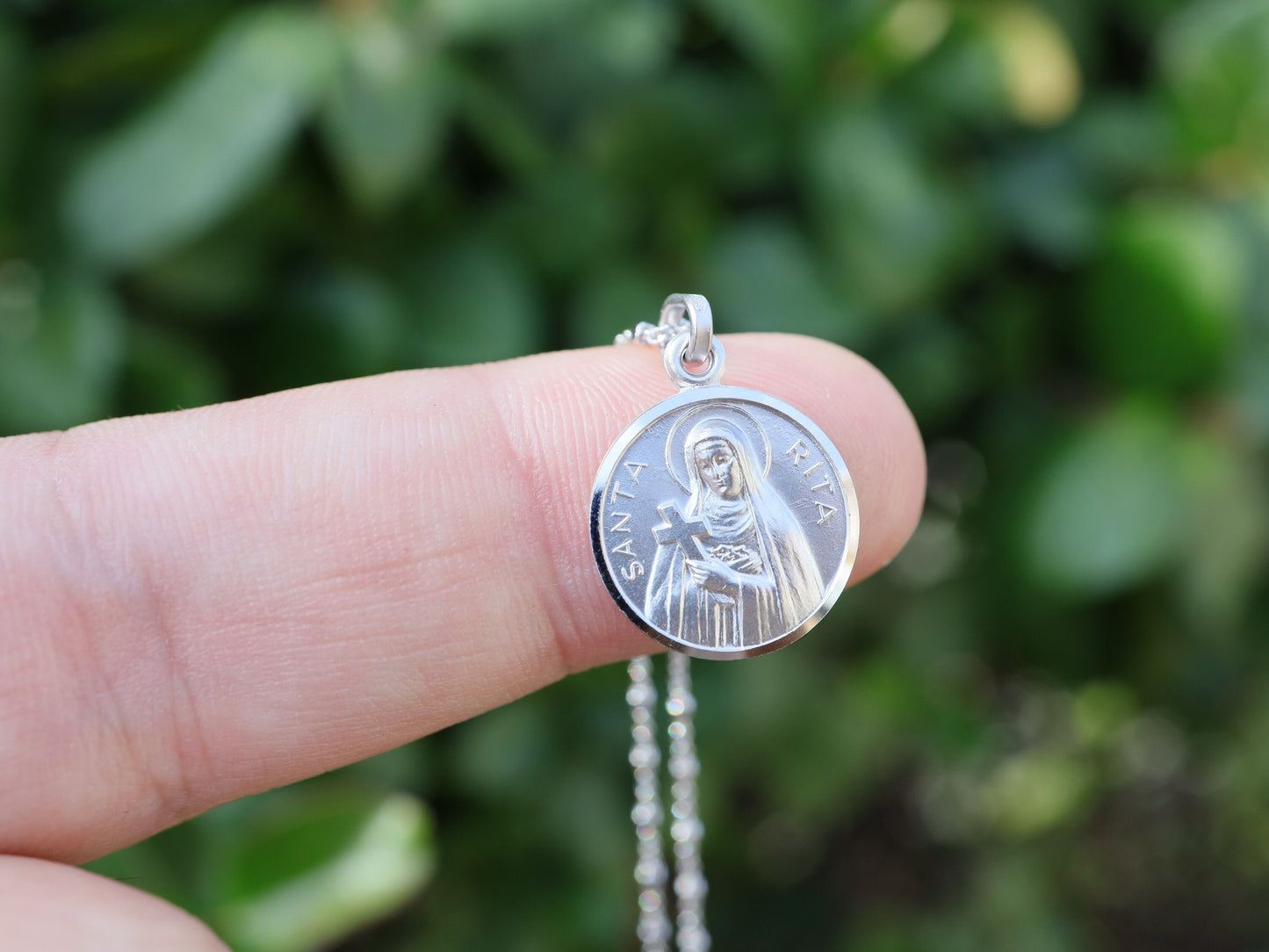 Pequeña medalla redonda de plata de ley de Santa Rita, collar de plata de Santa Rita, joyería fina de Santa católica, collar de plata de Santa Rita para dama