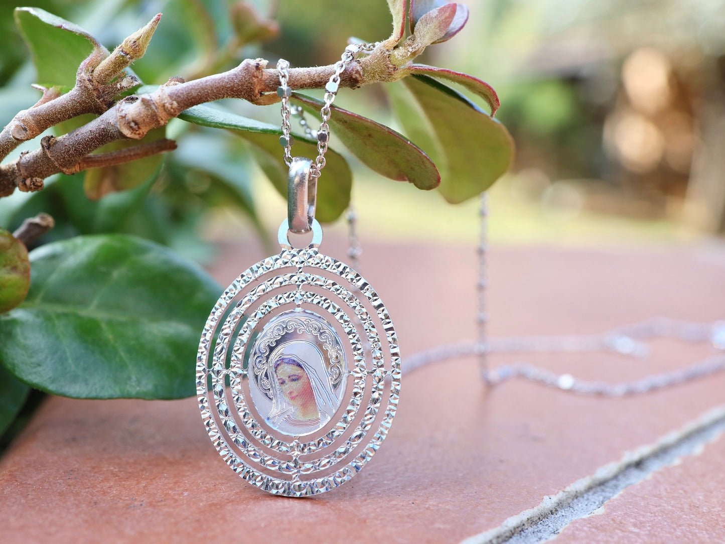 Medalla de Medjugorje, medalla de la Reina de la Paz, plata de ley 925, colgante de collar de Nuestra Señora con corte de diamante, encanto del medallón de Nuestra Señora, Reina de la Paz