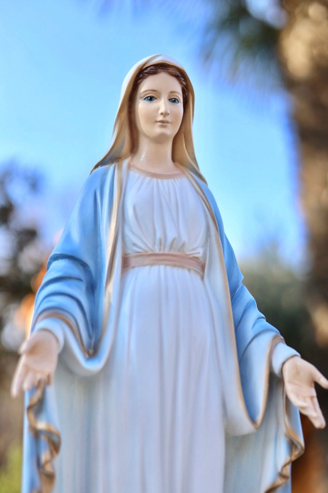 Estatua de Nuestra Señora de Gracia de 20 pulgadas, estatua exterior interior de polvo de mármol fundido, estatua de jardín de la Virgen María, estatua de polvo de mármol azul de Medjugorje