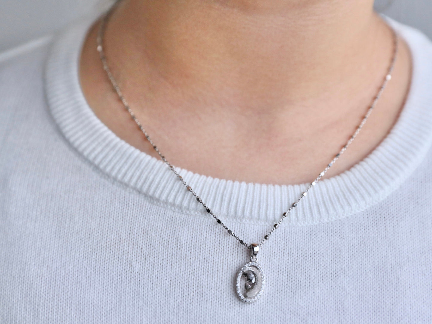 Colgante Virgen María en miniatura, colgante de plata de ley 925, collar de Nuestra Señora en oración, colgante para adolescente, regalo católico para niña