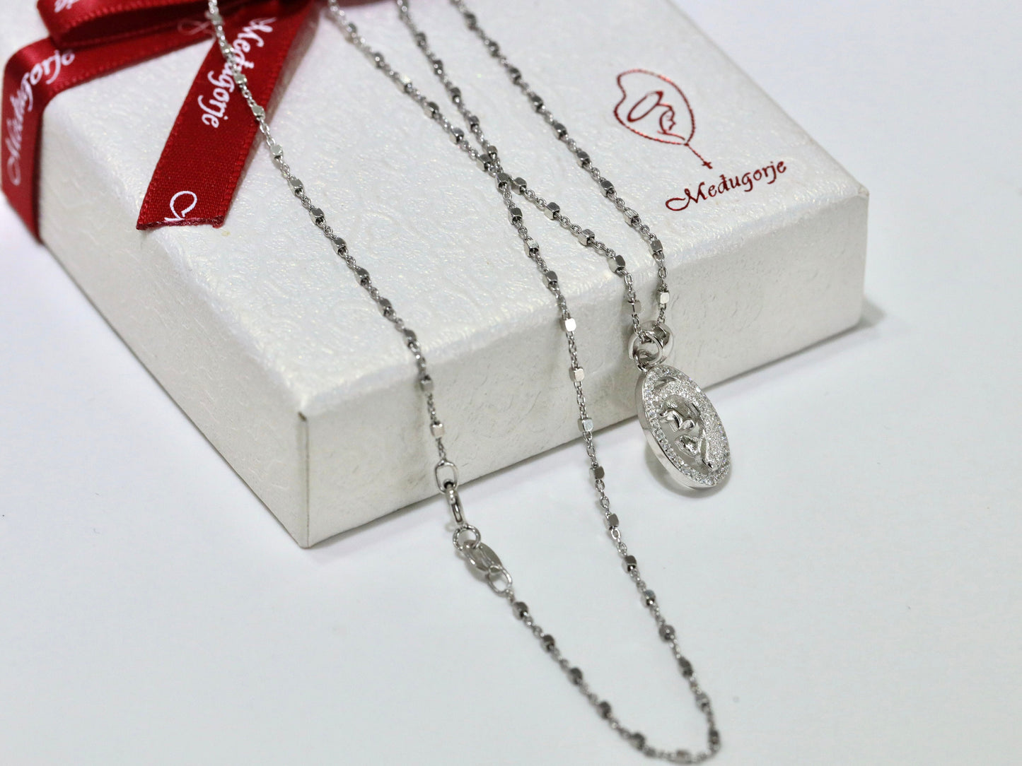 Colgante Virgen María en miniatura, colgante de plata de ley 925, collar de Nuestra Señora en oración, colgante para adolescente, regalo católico para niña