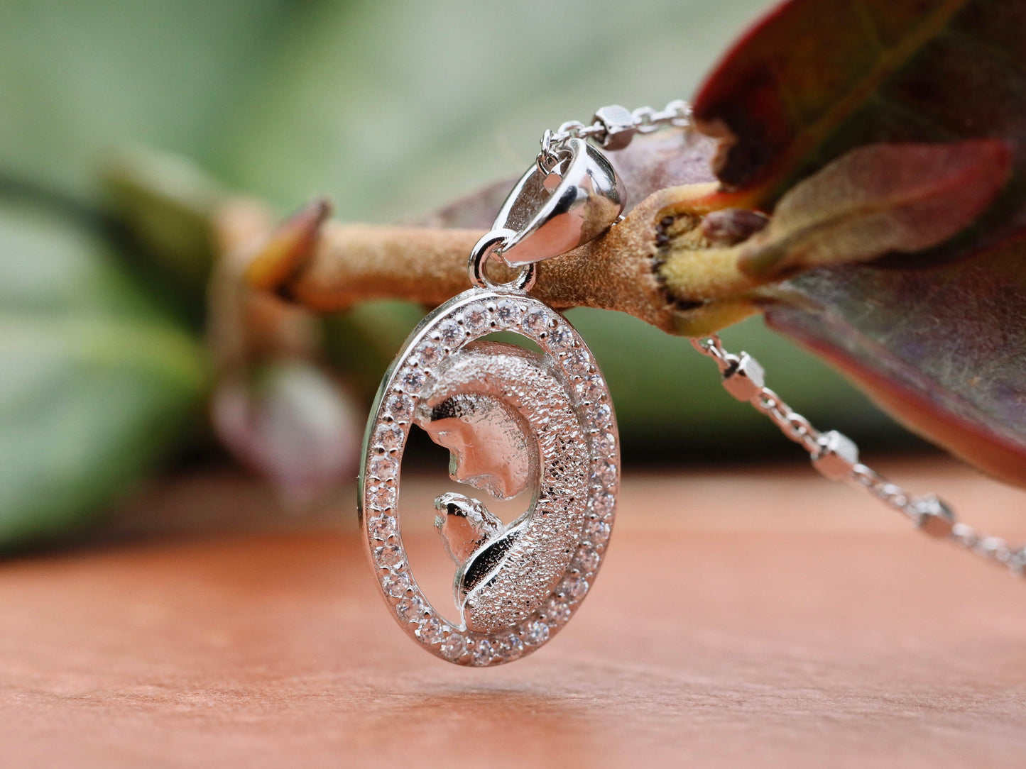 Colgante Virgen María en miniatura, colgante de plata de ley 925, collar de Nuestra Señora en oración, colgante para adolescente, regalo católico para niña