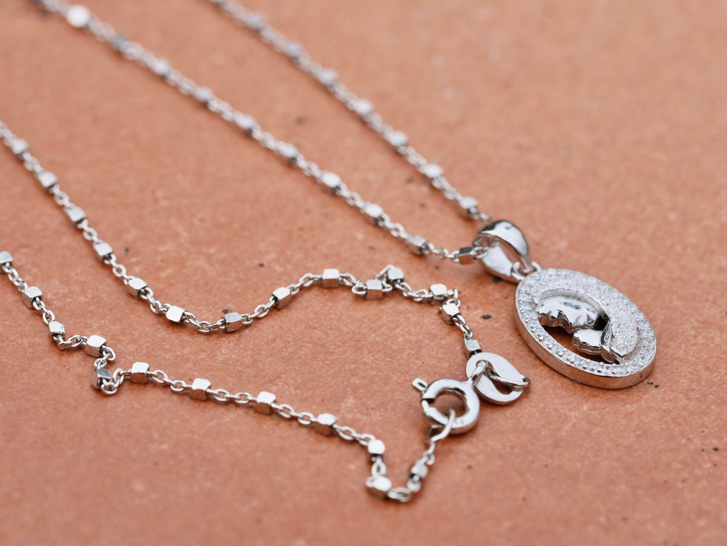 Colgante Virgen María en miniatura, colgante de plata de ley 925, collar de Nuestra Señora en oración, colgante para adolescente, regalo católico para niña