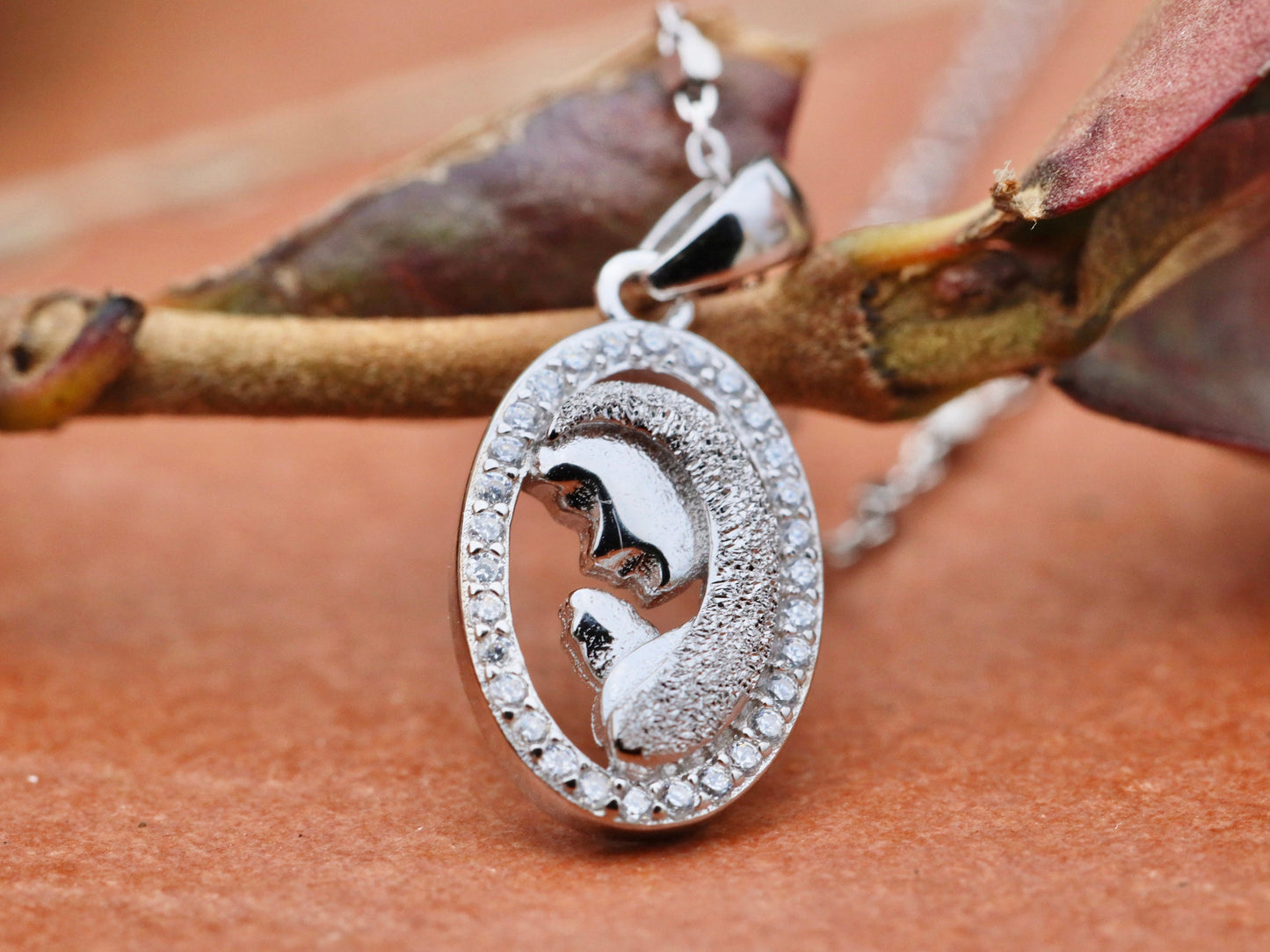 Colgante Virgen María en miniatura, colgante de plata de ley 925, collar de Nuestra Señora en oración, colgante para adolescente, regalo católico para niña