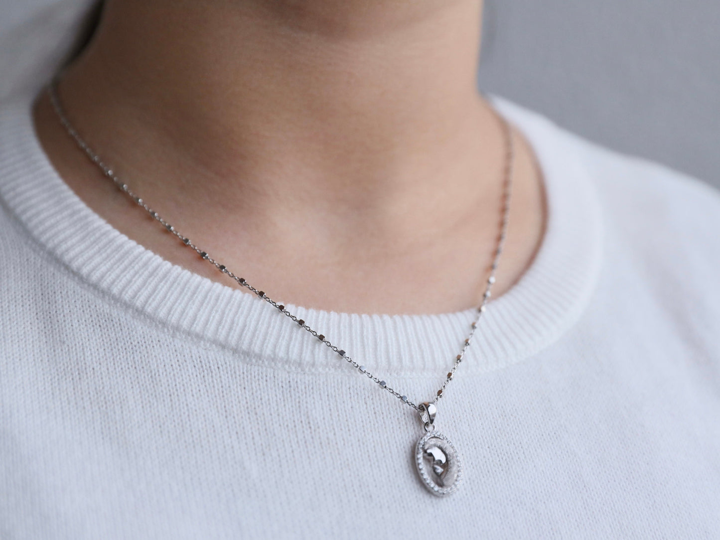 Colgante Virgen María en miniatura, colgante de plata de ley 925, collar de Nuestra Señora en oración, colgante para adolescente, regalo católico para niña