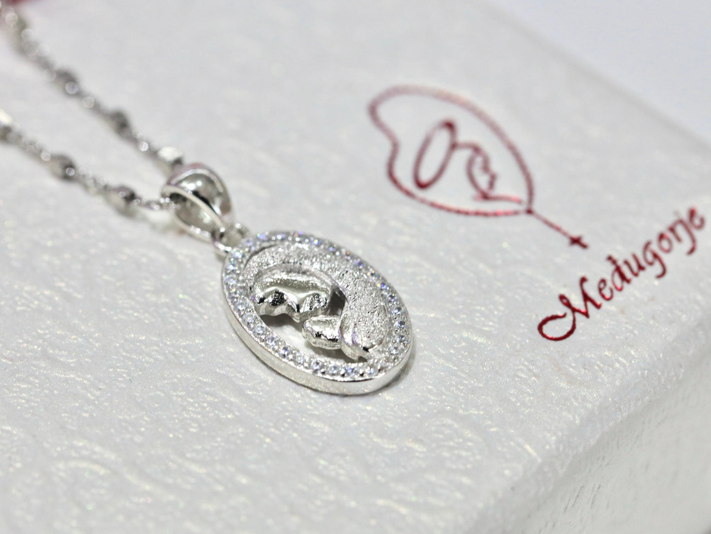 Colgante Virgen María en miniatura, colgante de plata de ley 925, collar de Nuestra Señora en oración, colgante para adolescente, regalo católico para niña