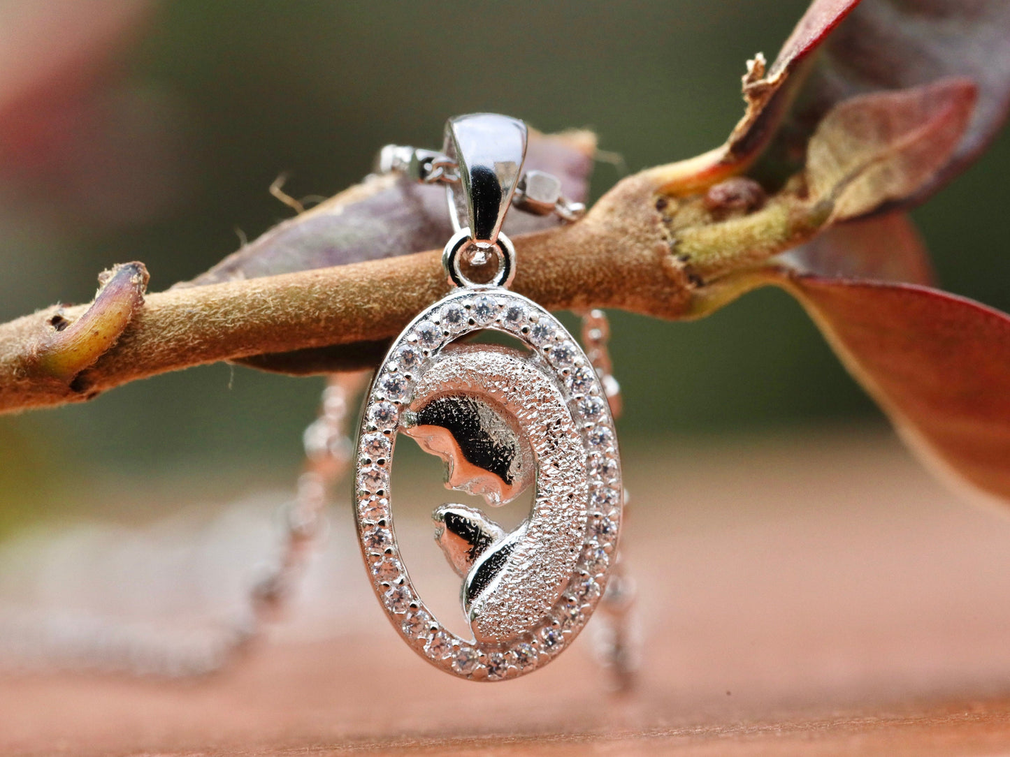 Colgante Virgen María en miniatura, colgante de plata de ley 925, collar de Nuestra Señora en oración, colgante para adolescente, regalo católico para niña