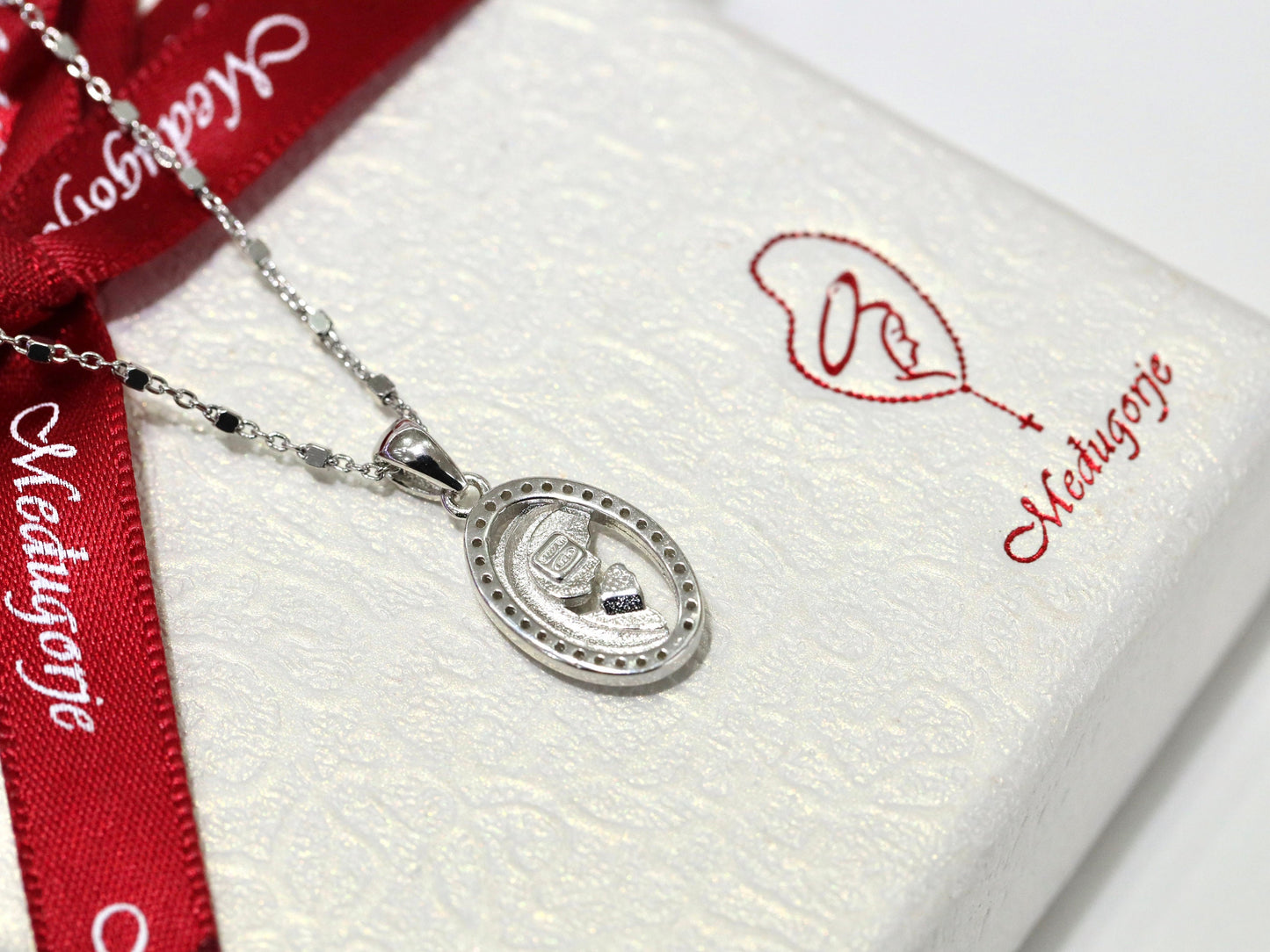 Colgante Virgen María en miniatura, colgante de plata de ley 925, collar de Nuestra Señora en oración, colgante para adolescente, regalo católico para niña