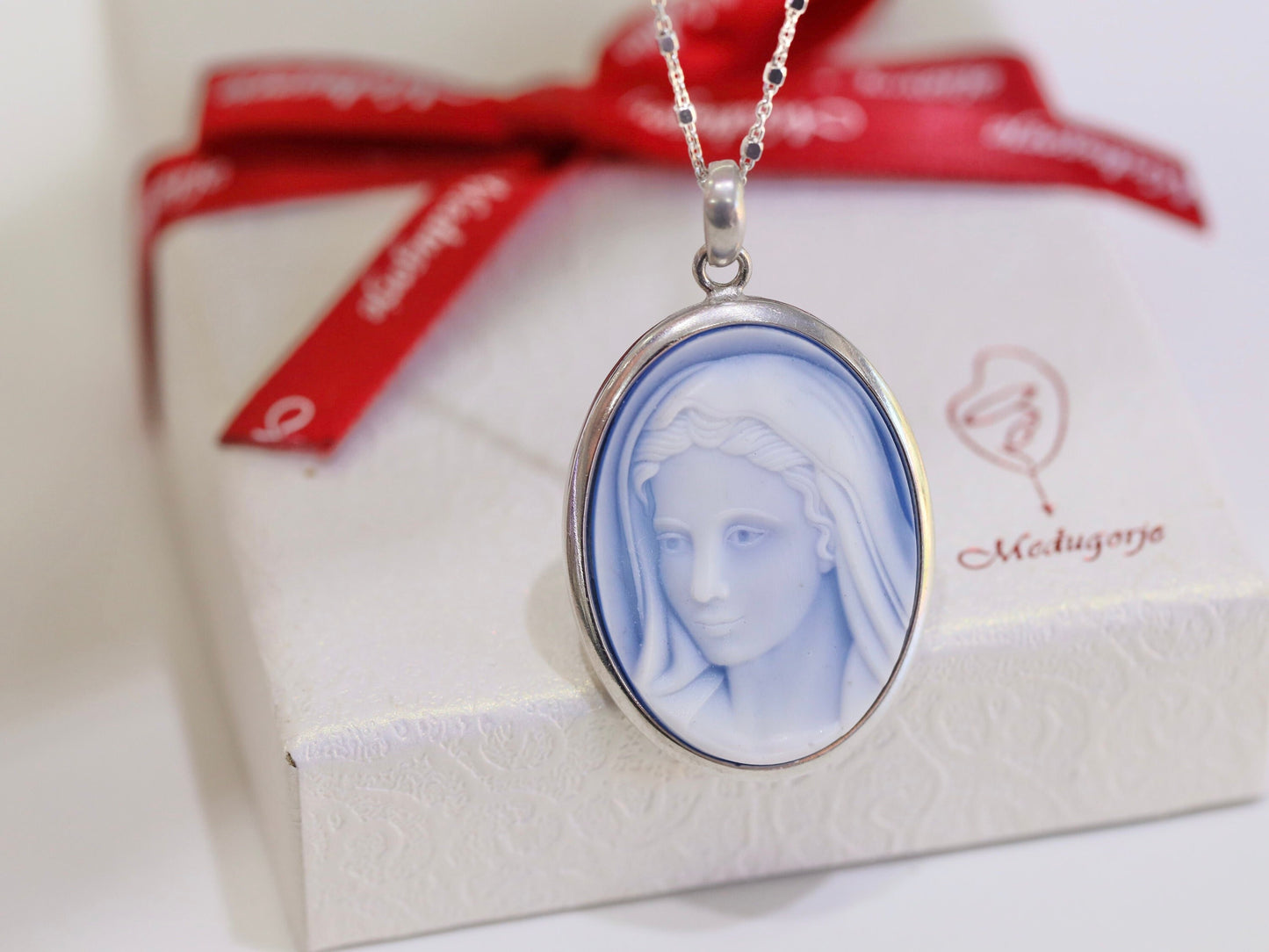 Colgante de cameo Nuestra Señora de Gracia, collar de plata de ley 925 de Nuestra Señora, camafeo Reina de la Paz de ágata azul, collar de camafeo de plata Medjugorje