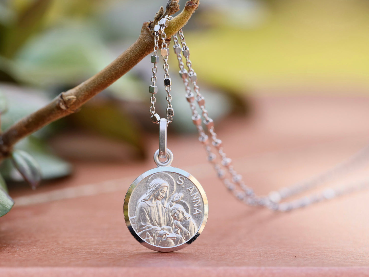 Colgante de Santa Ana, plata de ley 925 con baño de rodio, regalo de medalla de santa católica para mujeres, santa de la fertilidad, colgante de la mamá de la Virgen María