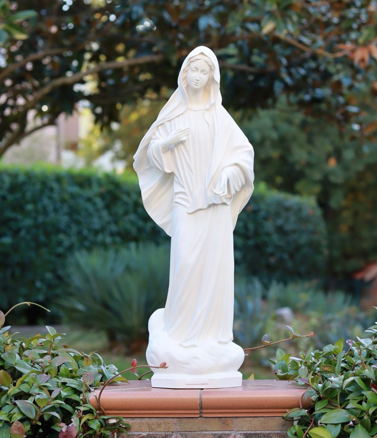 Estatua de Medjugorje, escultura de Nuestra Señora, estatua de la Reina de la Paz, estatua católica al aire libre, estatua del altar del hogar, estatua de polvo de mármol fundido de 60 cm