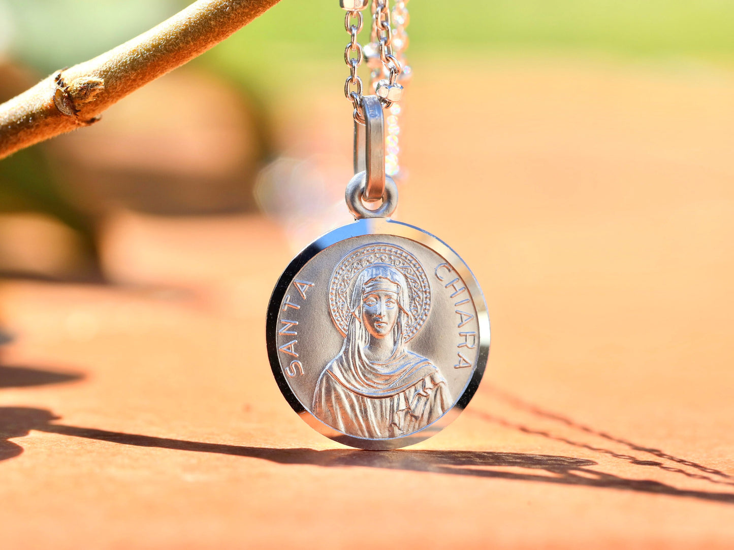Colgante de Santa Clara, medalla de plata de primera ley de Santa Clara de Asís, medalla de santo católico, colgante de santo devocional, medalla de corte de diamante de 15 mm