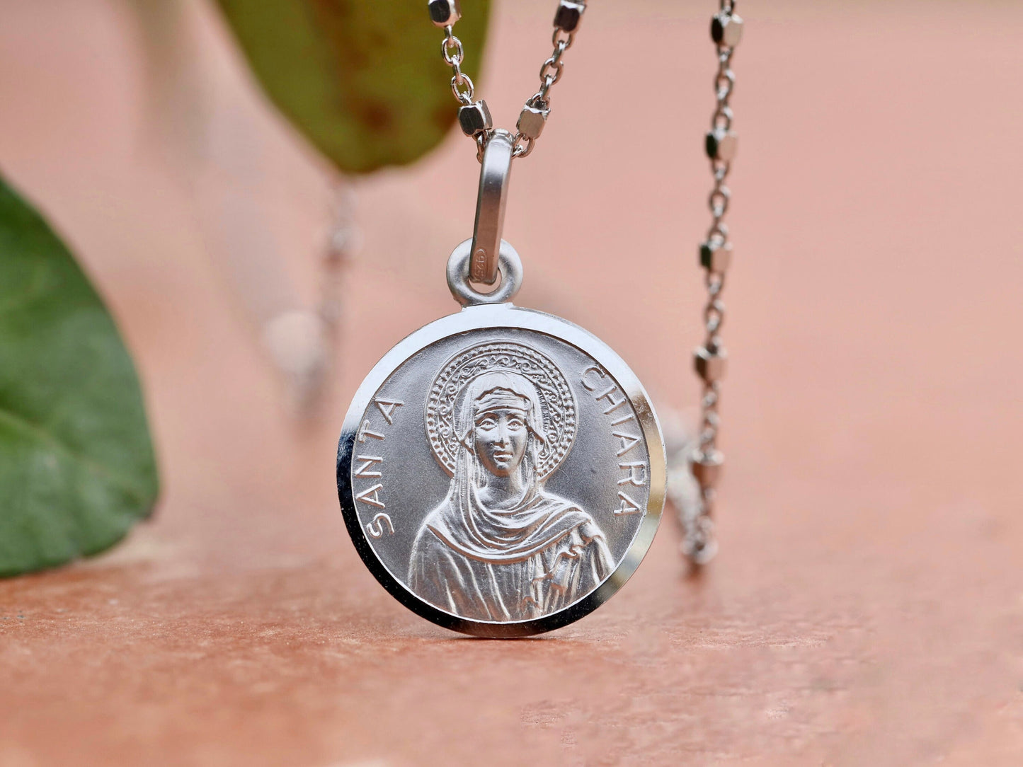 Colgante de Santa Clara, medalla de plata de primera ley de Santa Clara de Asís, medalla de santo católico, colgante de santo devocional, medalla de corte de diamante de 15 mm