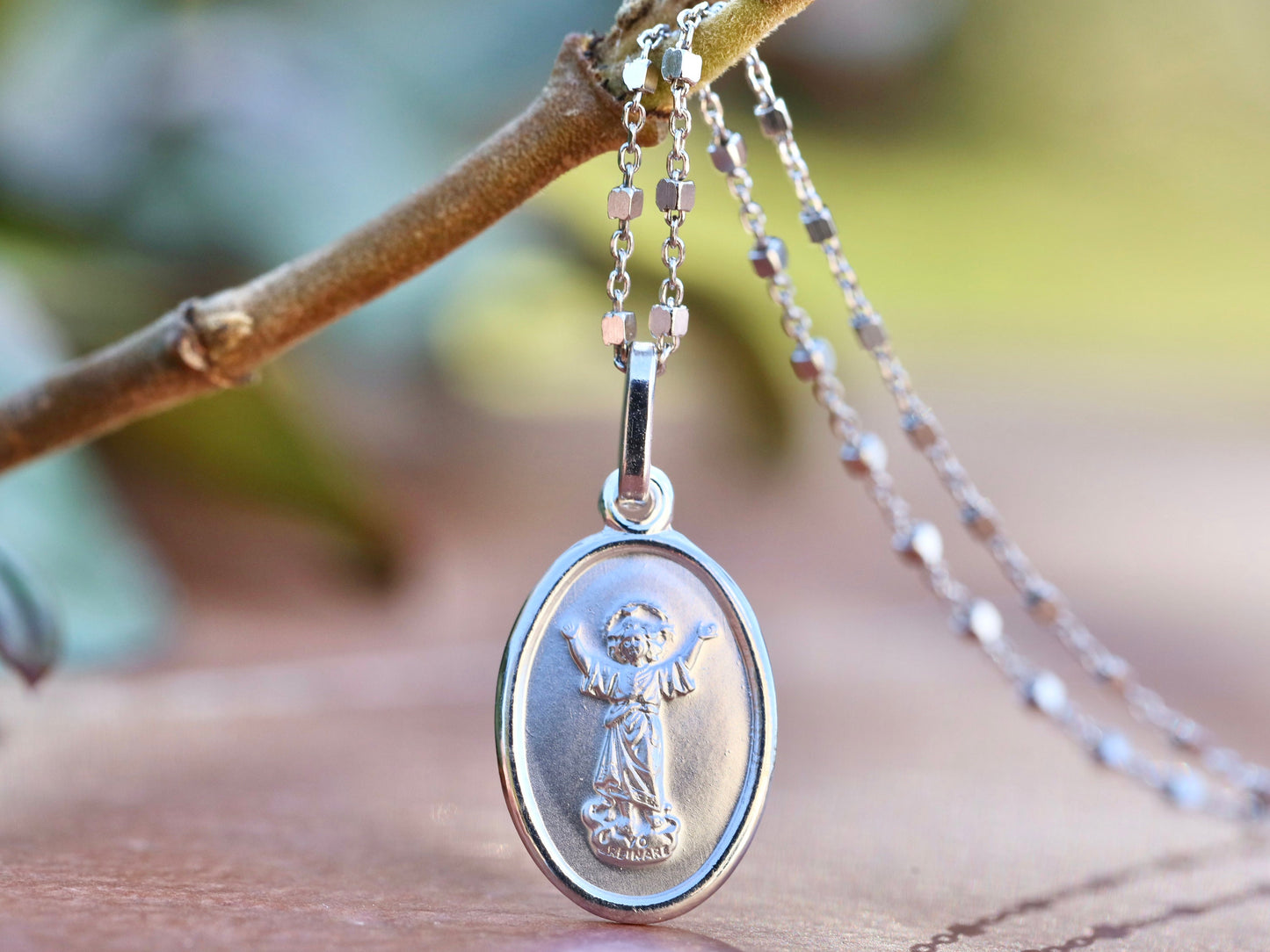 Medalla Divino Niño, colgante de plata de ley Divino Niño Jesús, colgante pequeño de plata del Niño Jesús, medalla católica, colgante de Jesús para mujer