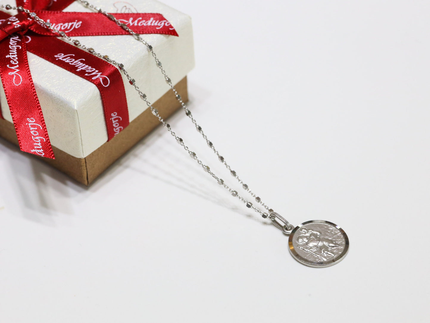 Medalla San Cristóbal Redonda de 17mm con textura satinada y Bordes Corte Diamante, medalla para hombre o mujer católica, protectora de los viajeros