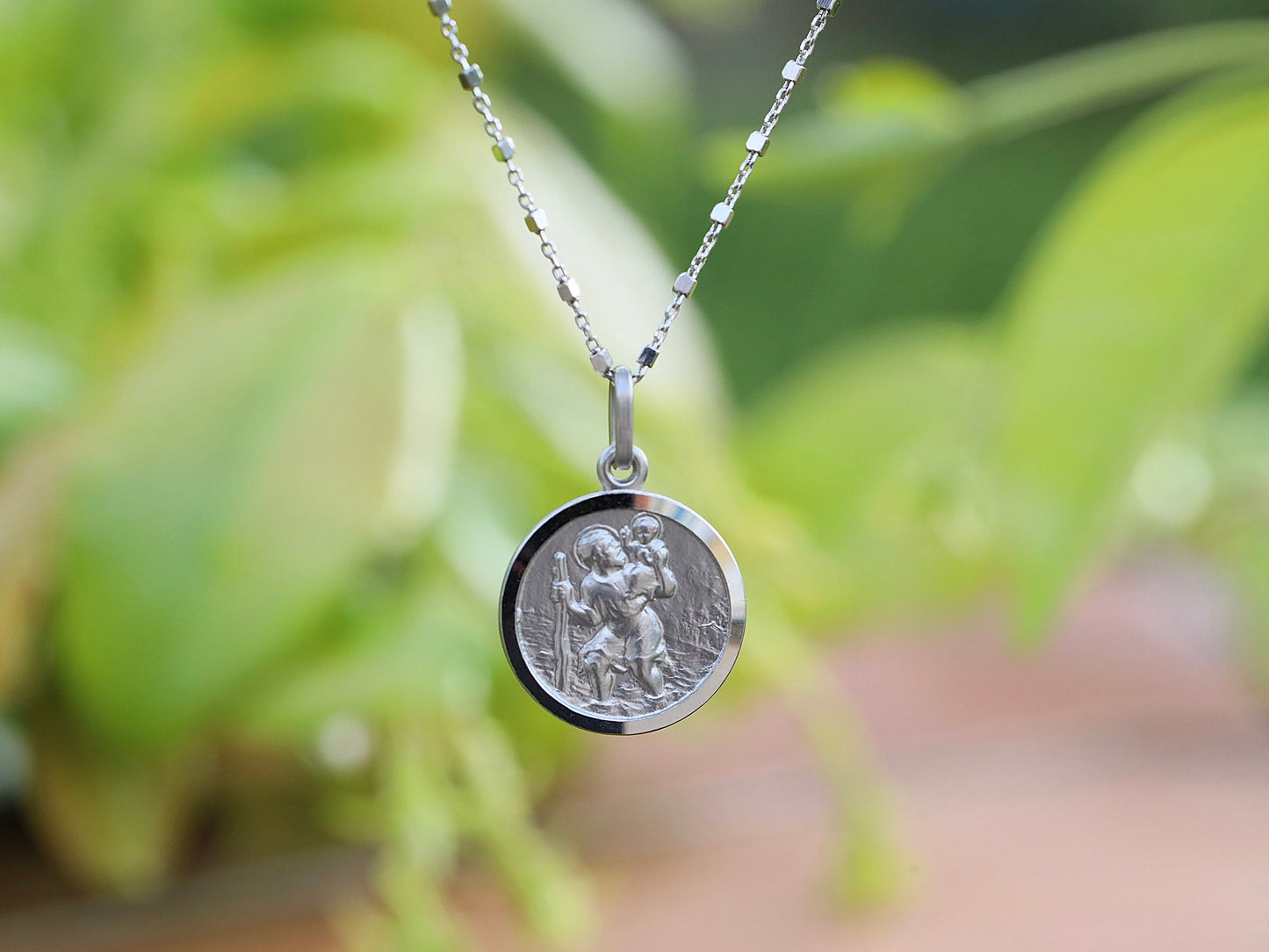 Medalla San Cristóbal Redonda de 17mm con textura satinada y Bordes Corte Diamante, medalla para hombre o mujer católica, protectora de los viajeros