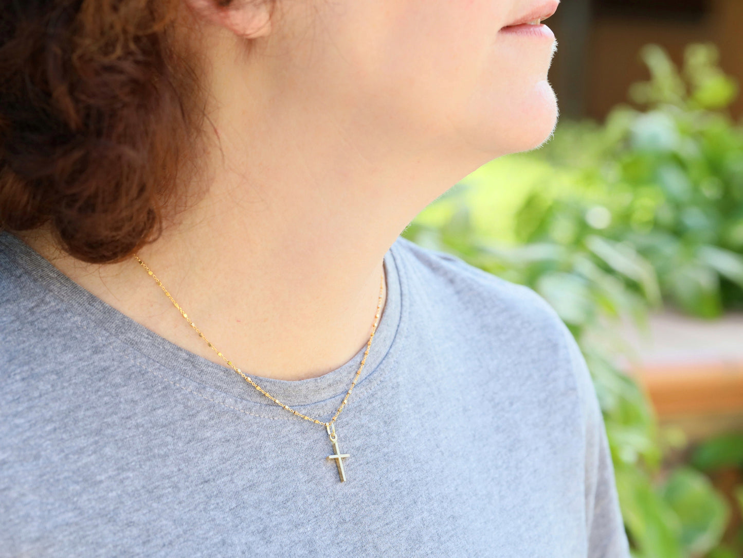 Collar de cruz en miniatura, colgante de cruz diminuta para adolescente, cruz de plata de primera ley chapada en oro de 18 k, cruz de estilo minimalista para niñas,