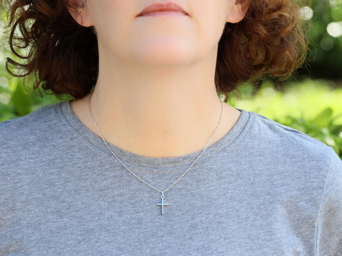 Colgante de cruz de plata en miniatura, collar de cruz delicada, cruz minimalista de plata de ley 925, cruz para adolescente católica, cruz simple