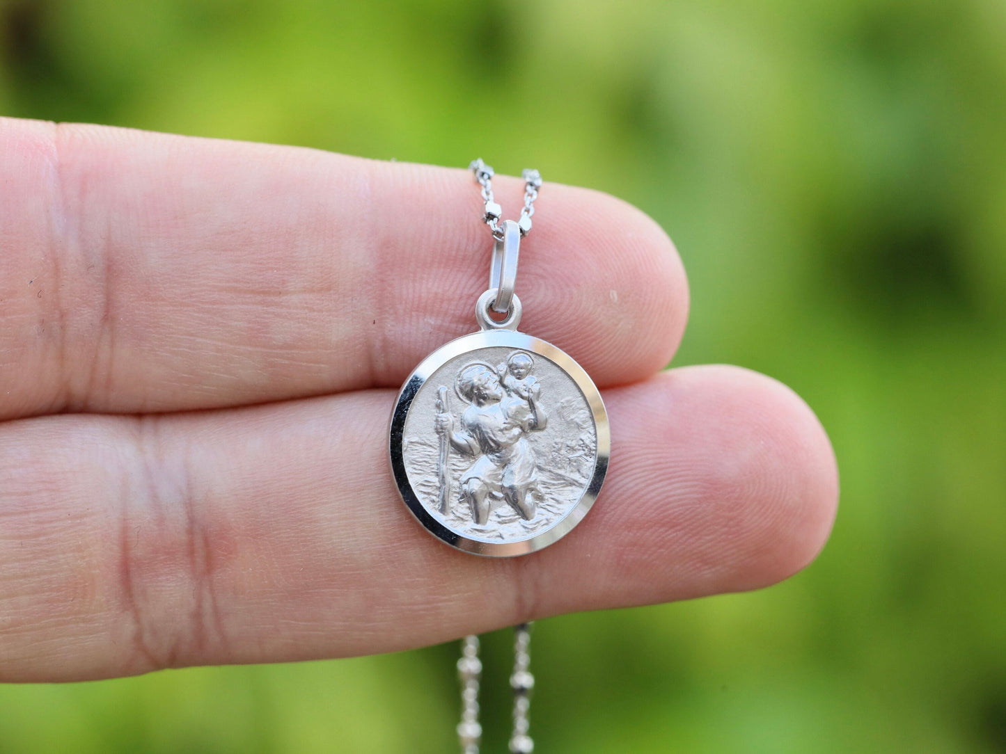 Medalla San Cristóbal Redonda de 17mm con textura satinada y Bordes Corte Diamante, medalla para hombre o mujer católica, protectora de los viajeros