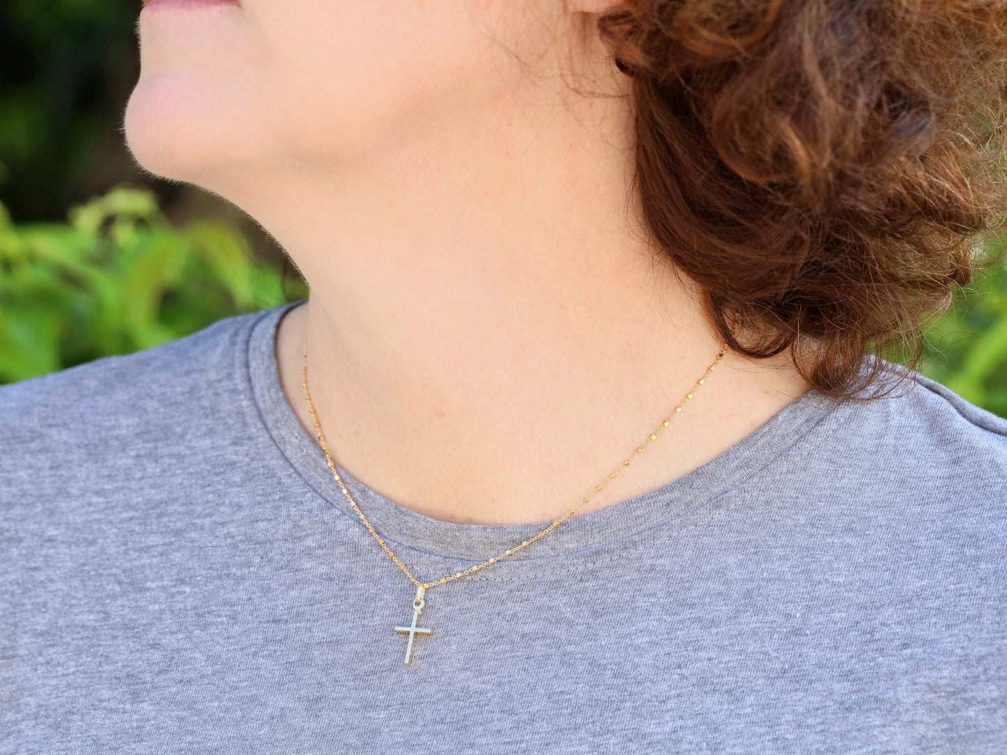 Collar de cruz en miniatura, colgante de cruz diminuta para adolescente, cruz de plata de primera ley chapada en oro de 18 k, cruz de estilo minimalista para niñas,