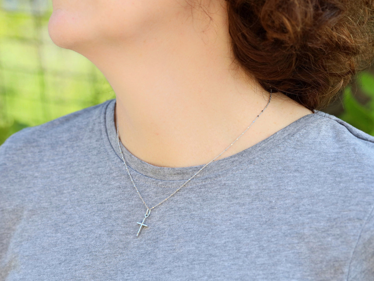 Colgante de cruz de plata en miniatura, collar de cruz delicada, cruz minimalista de plata de ley 925, cruz para adolescente católica, cruz simple