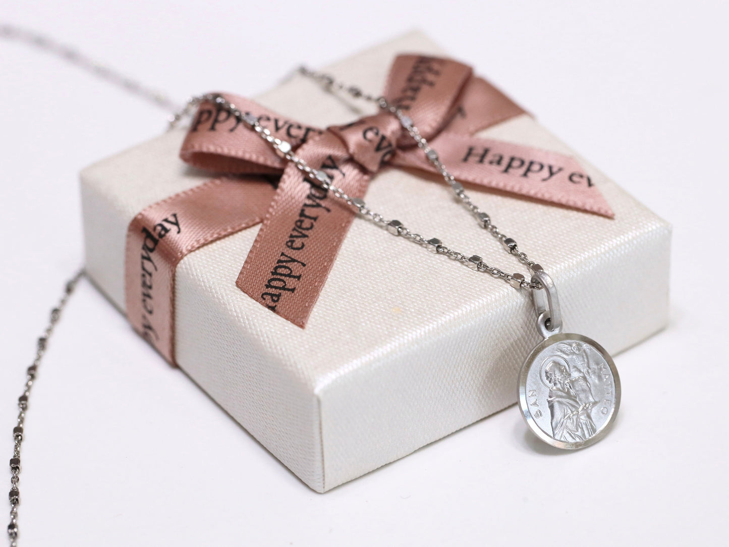 Colgante de plata de ley de San Mateo - Delicado y detallado - Ideal para adolescentes católicas y capas colgantes