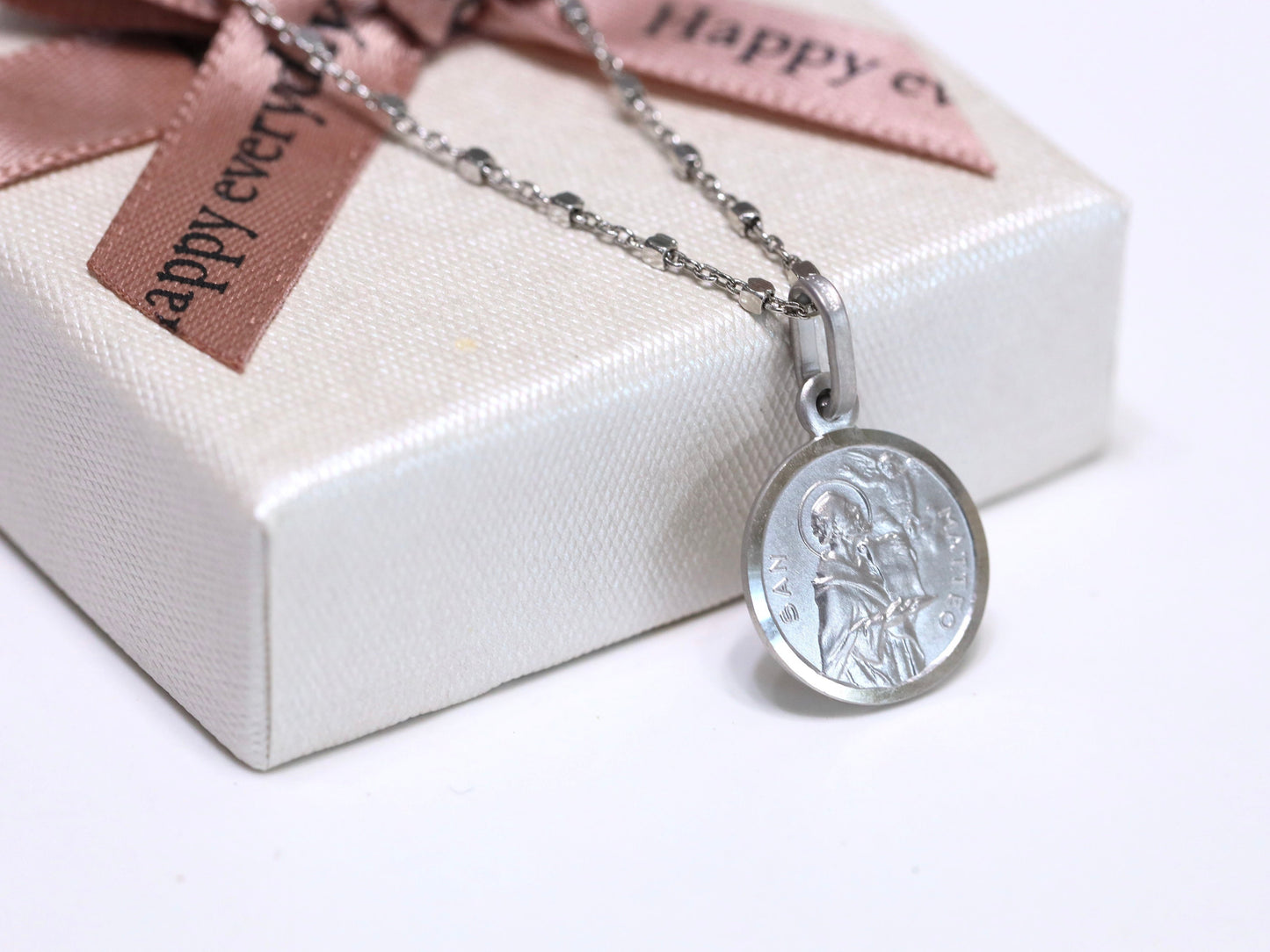 Colgante de plata de ley de San Mateo - Delicado y detallado - Ideal para adolescentes católicas y capas colgantes