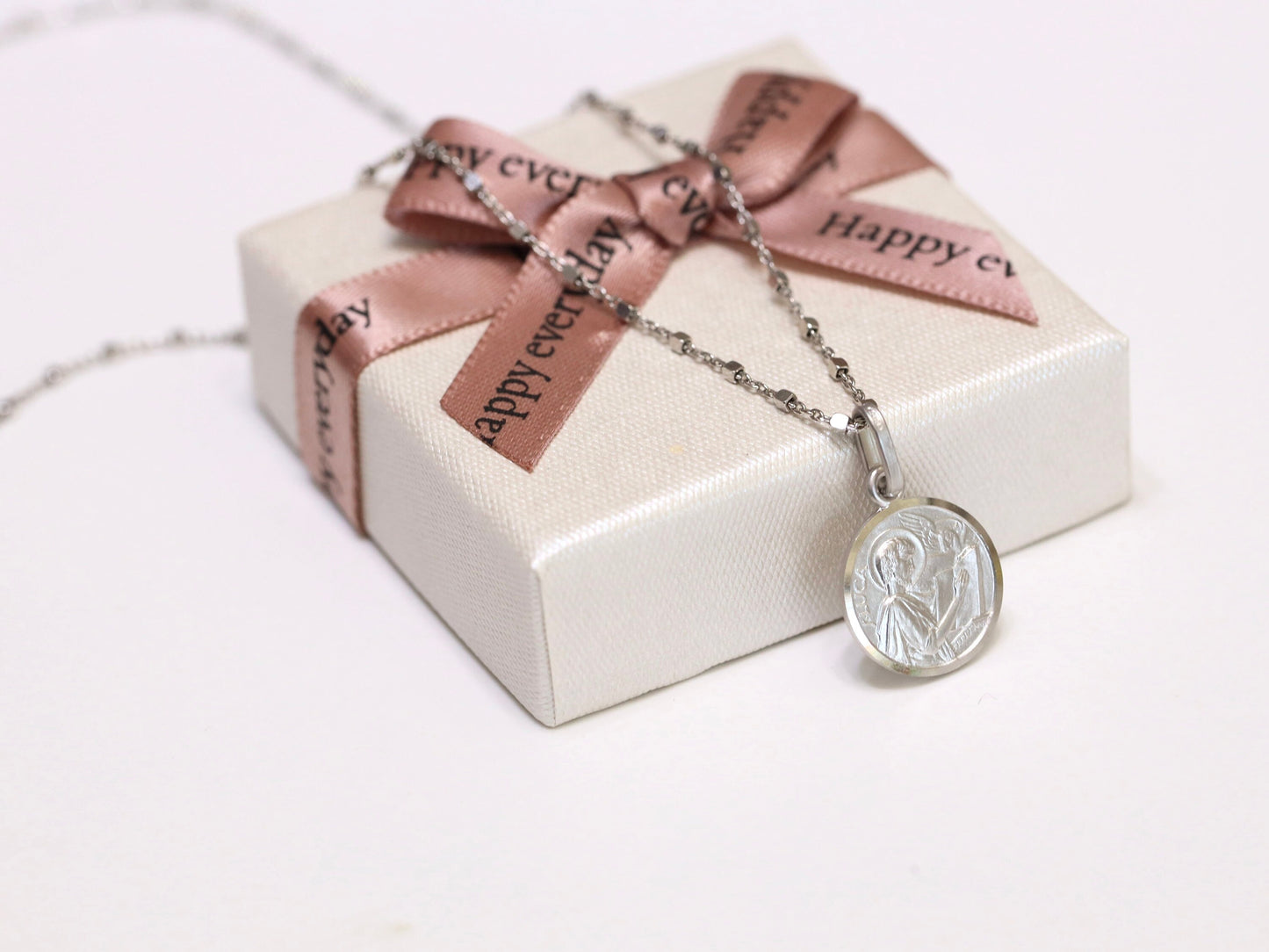 Colgante de medalla unisex de plata de ley de San Lucas - chapado en rodio, centro satinado, borde de corte de diamante - redondo de 13 mm, regalo católico perfecto para adolescentes