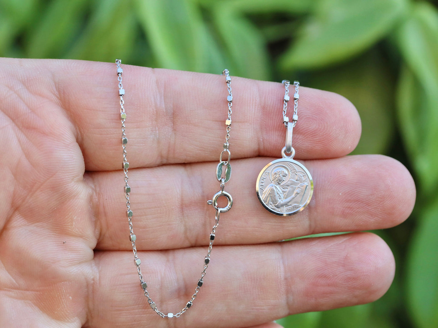 Colgante de medalla unisex de plata de ley de San Lucas - chapado en rodio, centro satinado, borde de corte de diamante - redondo de 13 mm, regalo católico perfecto para adolescentes