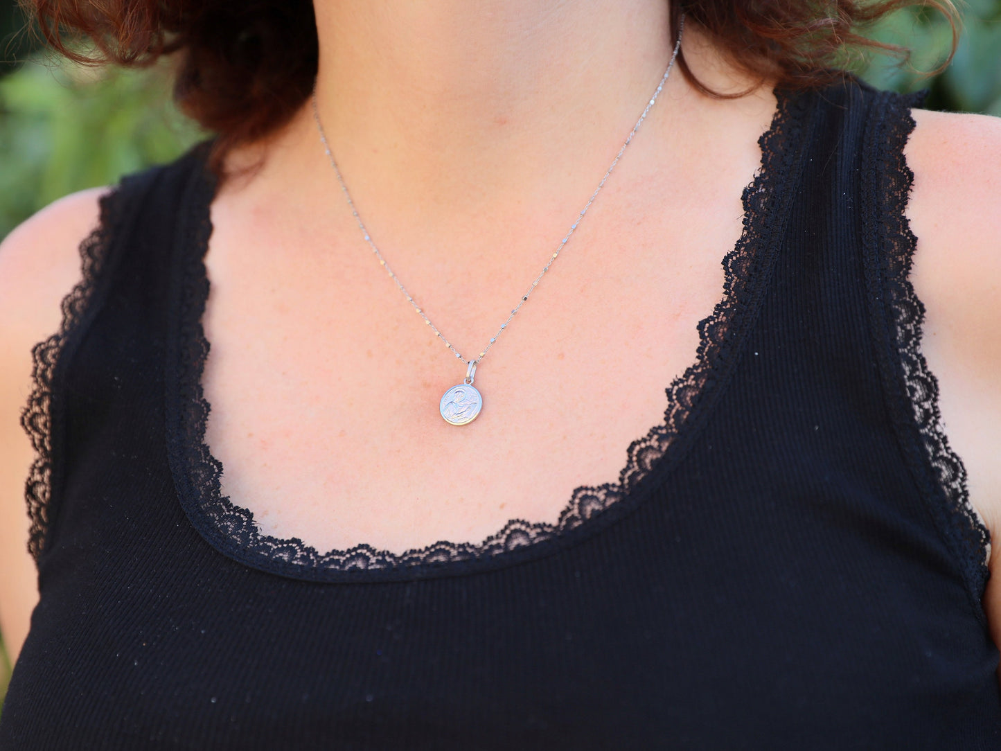 Colgante de medalla unisex de plata de ley de San Lucas - chapado en rodio, centro satinado, borde de corte de diamante - redondo de 13 mm, regalo católico perfecto para adolescentes