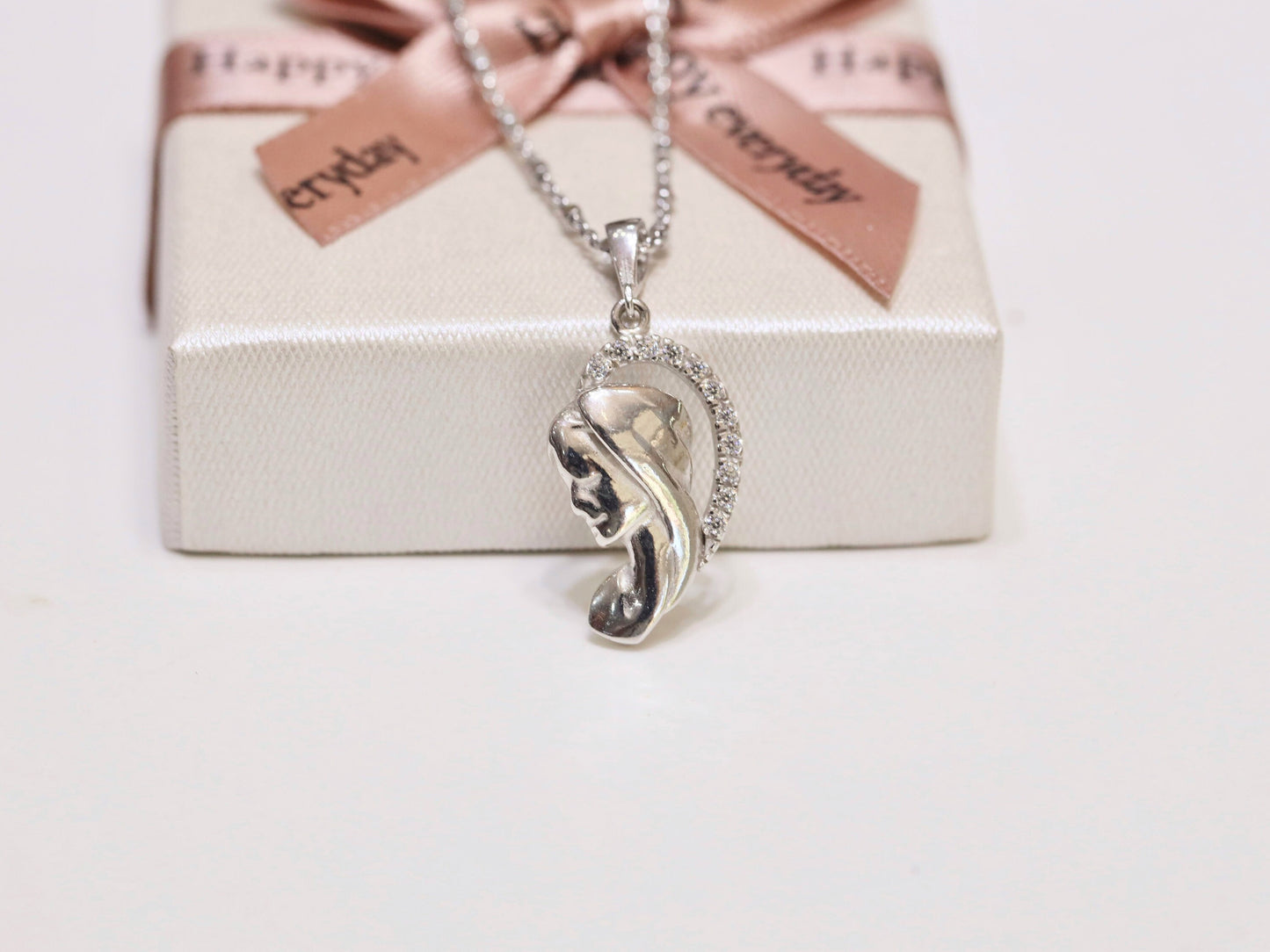 Virgin Mary profile pendant made with sterling silver 925, Our Lady in prayer medal, small pendant of Virgin Mary with clear cubic zirconia