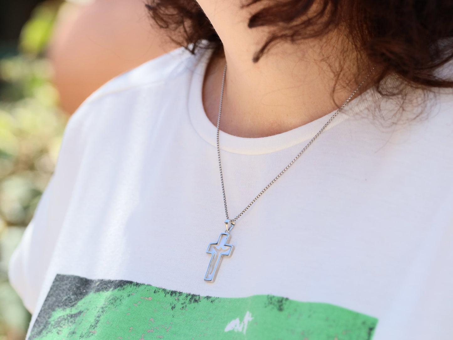 Crucifijo de Cristo Resucitado de Plata de Ley con Baño de Rodio y Nácar | 25 mm x 17 mm | Joyería católica religiosa"