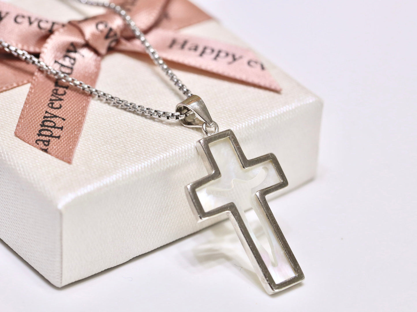 Crucifijo de Cristo Resucitado de Plata de Ley con Baño de Rodio y Nácar | 25 mm x 17 mm | Joyería católica religiosa"