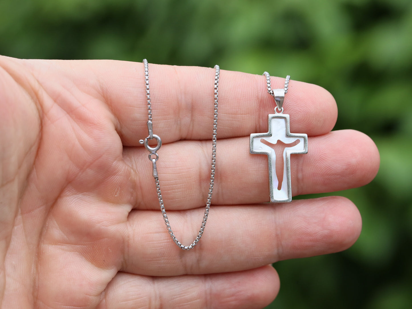 Crucifijo de Cristo Resucitado de Plata de Ley con Baño de Rodio y Nácar | 25 mm x 17 mm | Joyería católica religiosa"