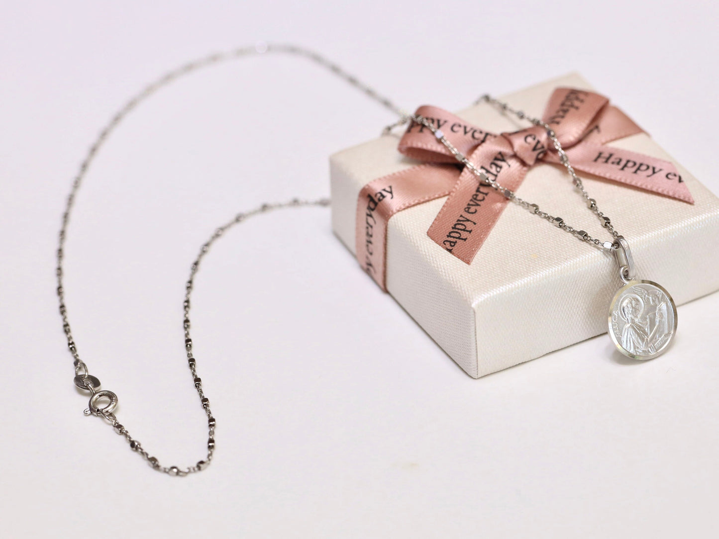 Colgante de medalla unisex de plata de ley de San Lucas - chapado en rodio, centro satinado, borde de corte de diamante - redondo de 13 mm, regalo católico perfecto para adolescentes