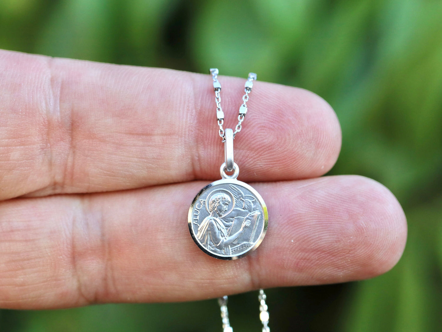 Colgante de medalla unisex de plata de ley de San Lucas - chapado en rodio, centro satinado, borde de corte de diamante - redondo de 13 mm, regalo católico perfecto para adolescentes