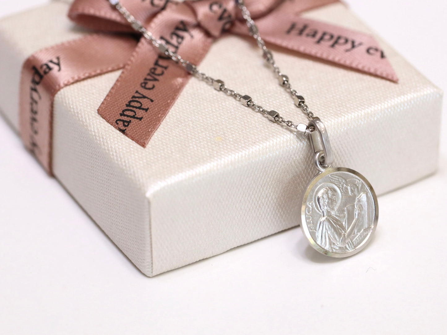 Colgante de medalla unisex de plata de ley de San Lucas - chapado en rodio, centro satinado, borde de corte de diamante - redondo de 13 mm, regalo católico perfecto para adolescentes