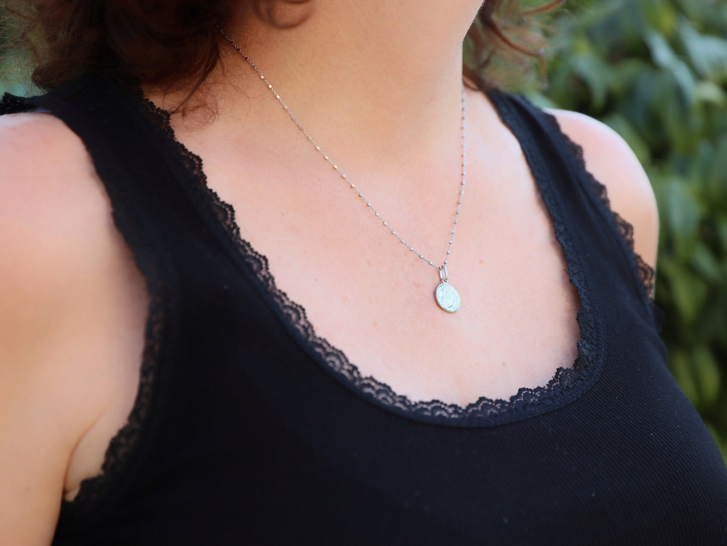 Colgante de medalla unisex de plata de ley de San Lucas - chapado en rodio, centro satinado, borde de corte de diamante - redondo de 13 mm, regalo católico perfecto para adolescentes