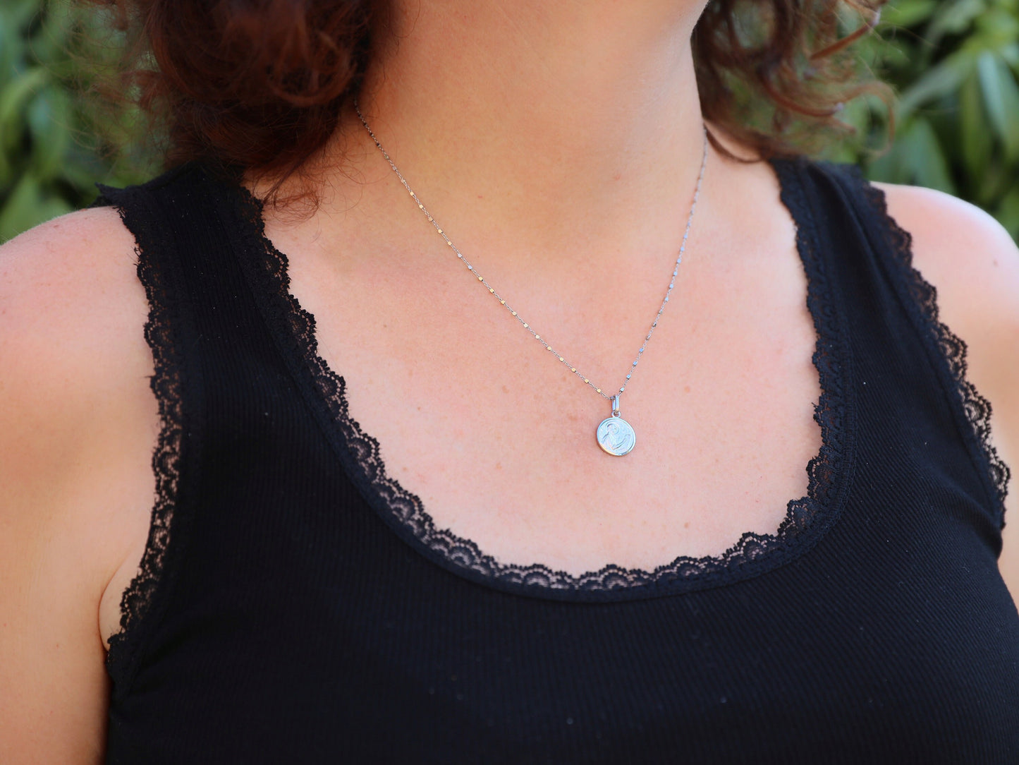 Colgante de medalla unisex de plata de ley de San Lucas - chapado en rodio, centro satinado, borde de corte de diamante - redondo de 13 mm, regalo católico perfecto para adolescentes