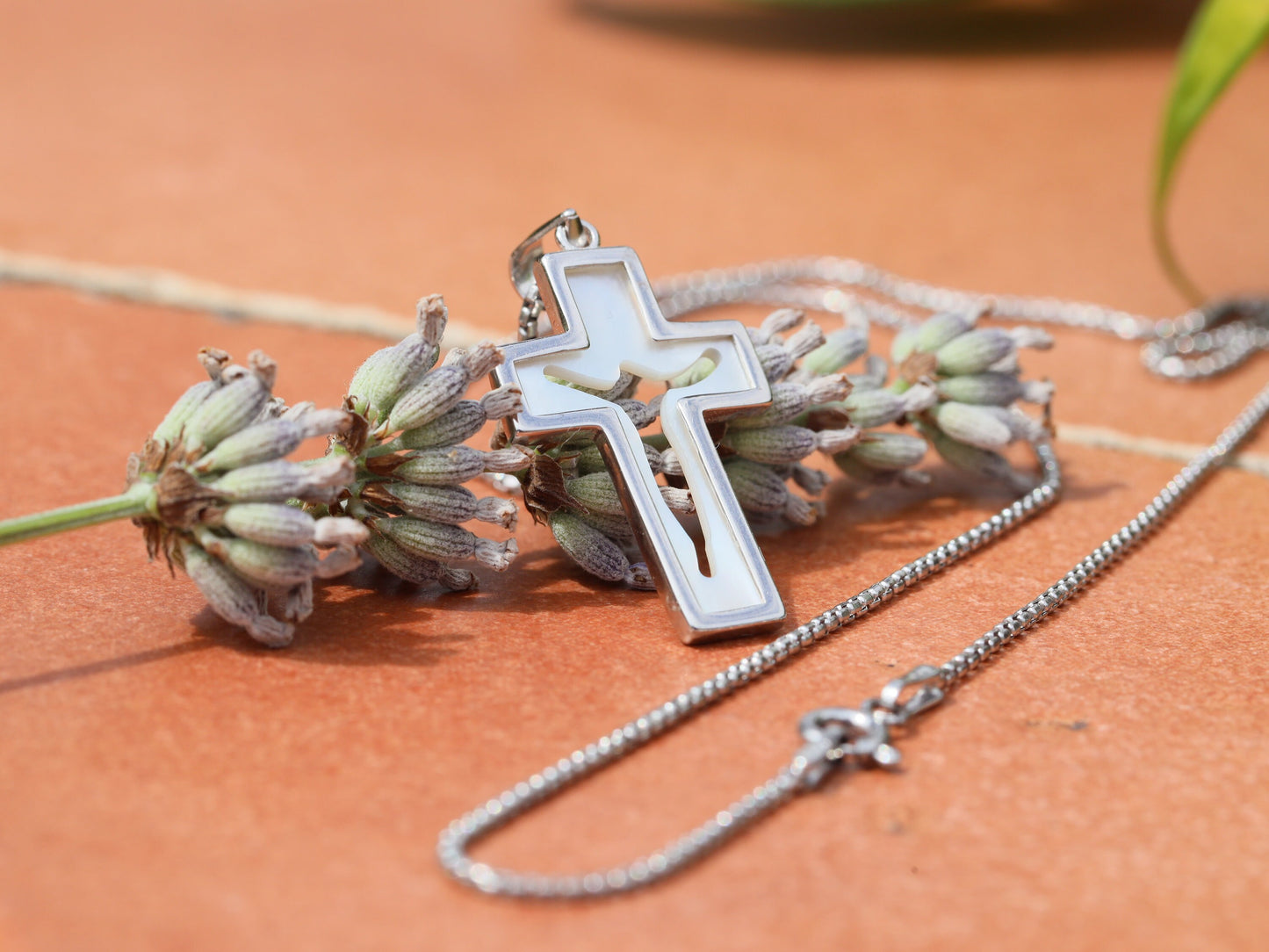 Crucifijo de Cristo Resucitado de Plata de Ley con Baño de Rodio y Nácar | 25 mm x 17 mm | Joyería católica religiosa"