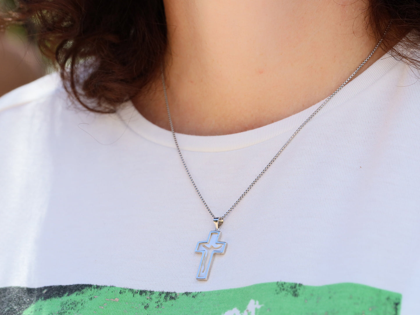 Crucifijo de Cristo Resucitado de Plata de Ley con Baño de Rodio y Nácar | 25 mm x 17 mm | Joyería católica religiosa"