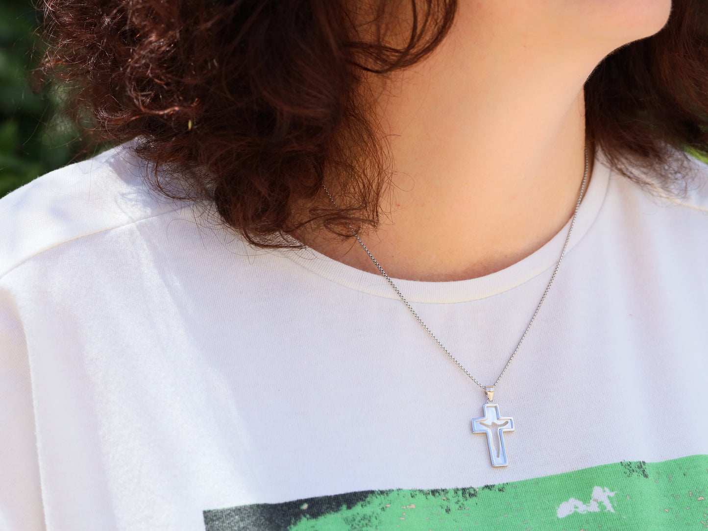 Crucifijo de Cristo Resucitado de Plata de Ley con Baño de Rodio y Nácar | 25 mm x 17 mm | Joyería católica religiosa"