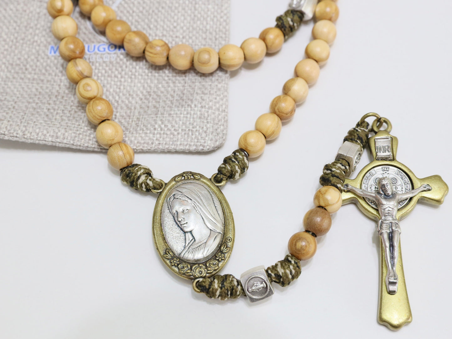 Rosario Parcord grande hecho a mano de madera de olivo con crucifijo de San Benito y medalla de la Divina Misericordia y medalla de la Reina de la Paz,
