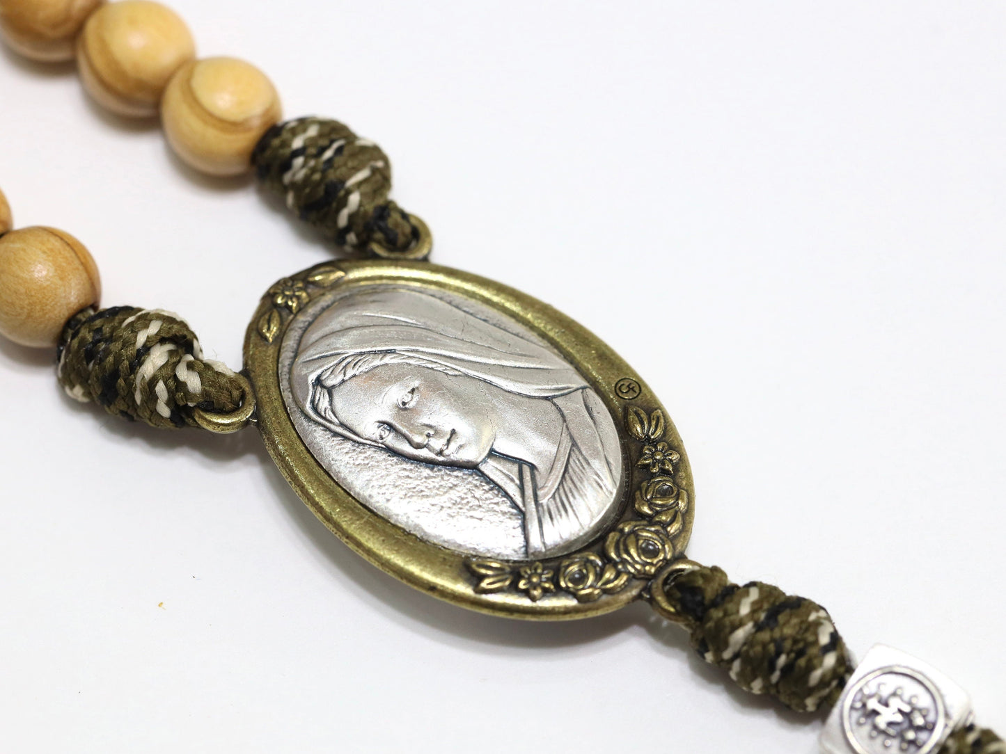 Rosario Parcord grande hecho a mano de madera de olivo con crucifijo de San Benito y medalla de la Divina Misericordia y medalla de la Reina de la Paz,
