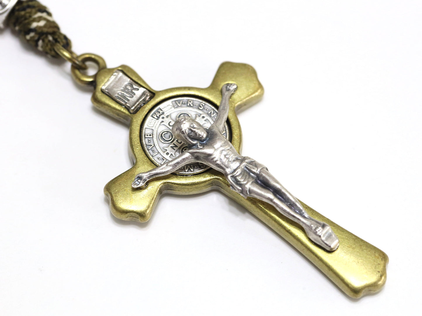 Rosario Parcord grande hecho a mano de madera de olivo con crucifijo de San Benito y medalla de la Divina Misericordia y medalla de la Reina de la Paz,