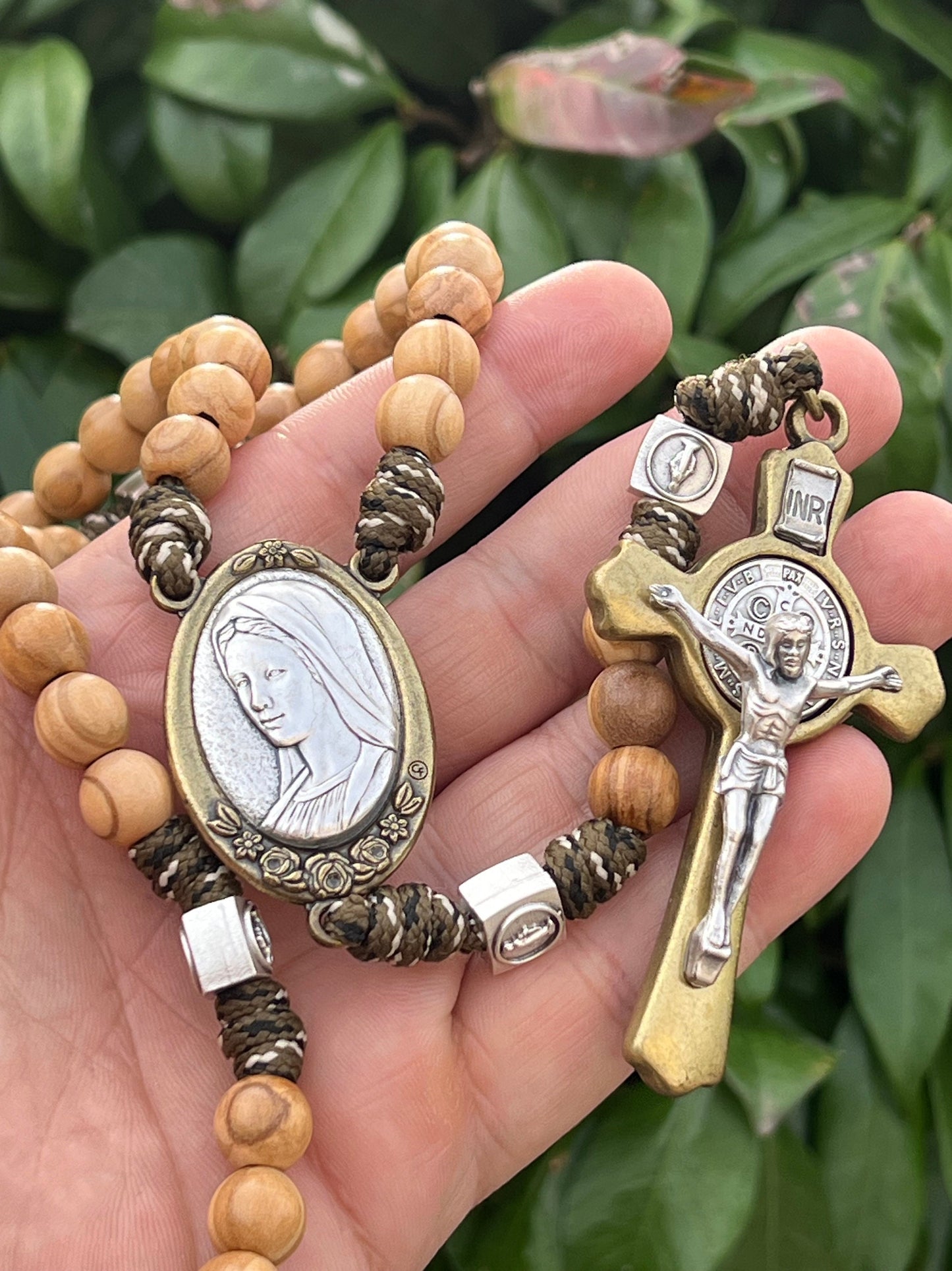 Rosario Parcord grande hecho a mano de madera de olivo con crucifijo de San Benito y medalla de la Divina Misericordia y medalla de la Reina de la Paz,
